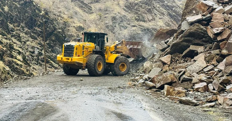 Şırnak ta şiddetli yağış sonrası dev kayalar yola düştü