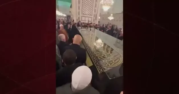 Tarihi anlar! Kutsal emanet Emevi Camii ne ulaştı...