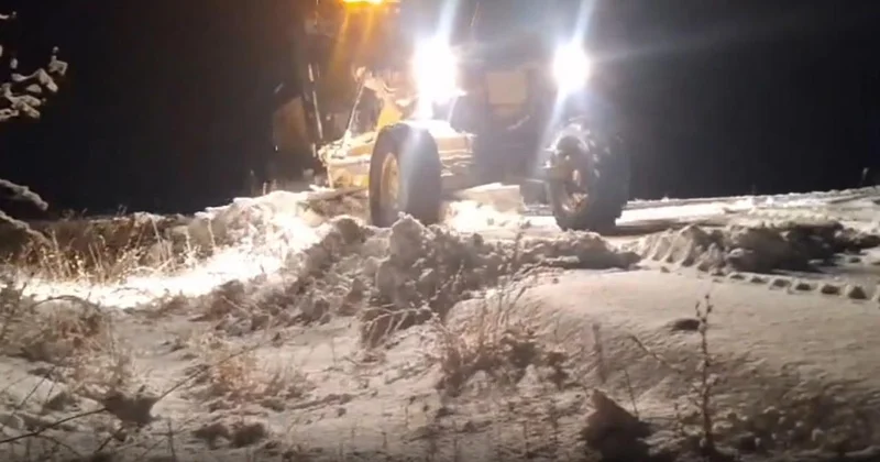 Kars ta yoğun kar yağışı: Mahsur kalan 2 araç kurtarıldı
