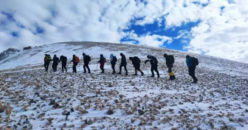 Doğaseverler 3 bin 395 rakımlı Vivara Dağı’nda zirve yaptı