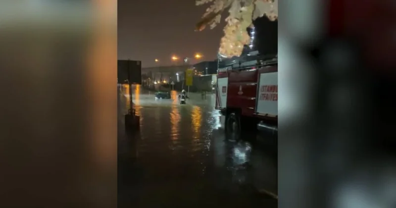 Sultangazi de yollar su altında kaldı, araçlar mahsur kaldı