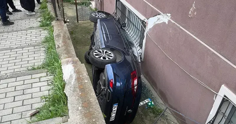 Avcılar da otomobil binanın bahçesine düştü: 2 çocuk yaralı
