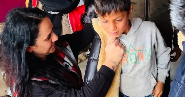 İstanbullu gönüllülerden Şanlıurfa daki çocuklara hediye bot ve mont Şanlıurfa Haberleri