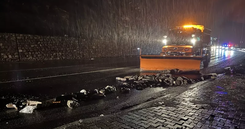 Hakkari de yola düşen kaya parçaları ekiplerce temizlendi