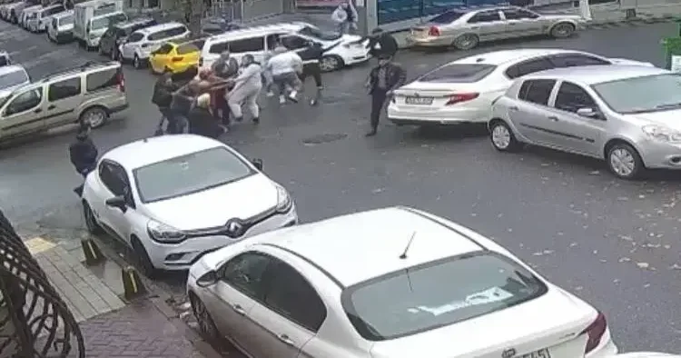 Sultangazi de hasarlı trafik kazasının yumruklu kavgaya dönüştüğü anlar kamerada