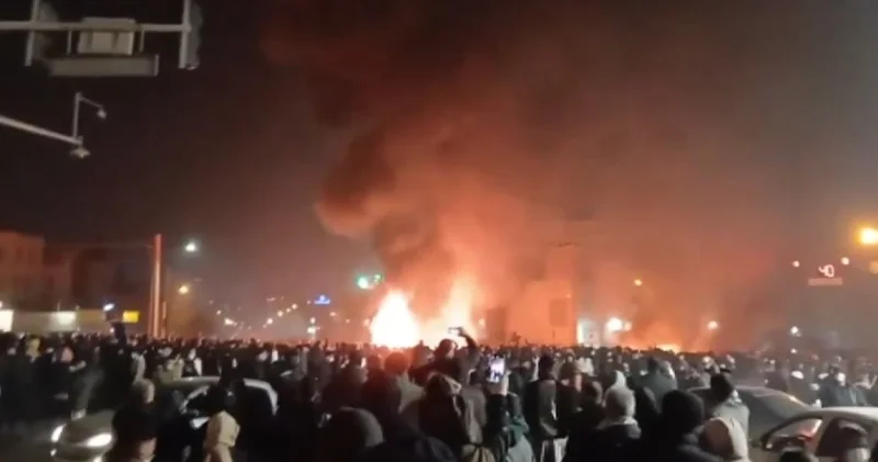 İran da protestolar sürüyor: İnternet kesildi, 34 protestocu hayatını kaybetti Dış Haberler