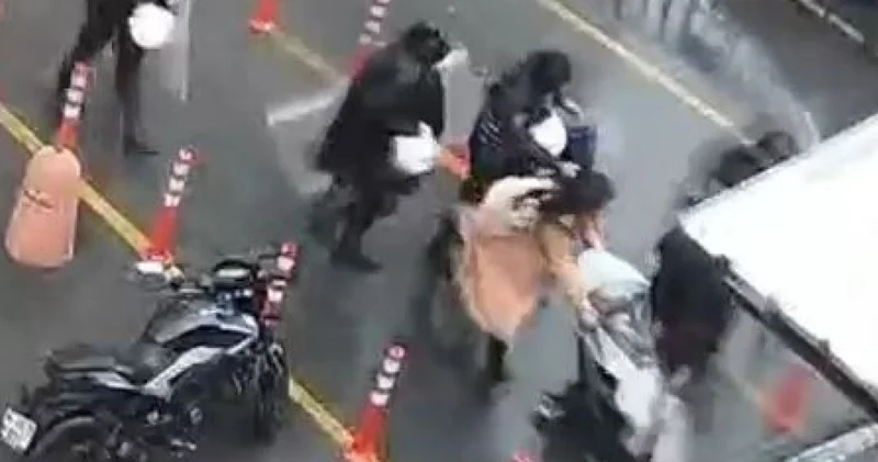 Son dakika: Yürekleri ısıtan görüntüler: Polis kalkanı bebeği ve annesini fırtınadan böyle korudu Son dakika haberleri