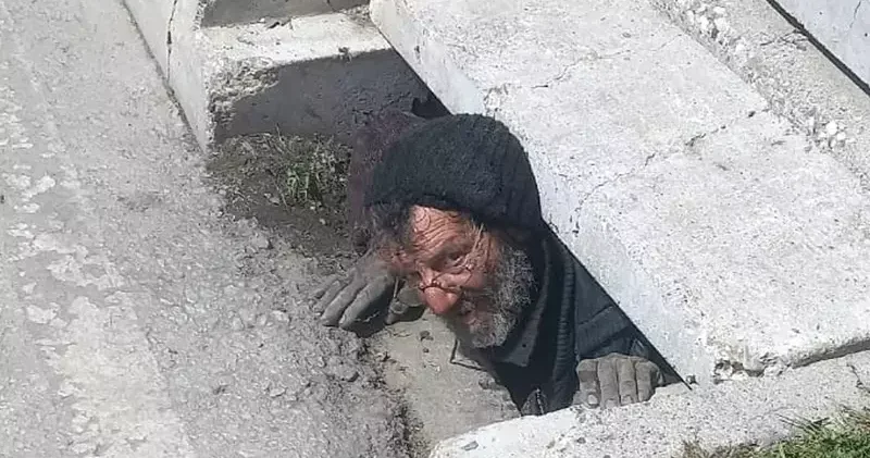 Got stuck in the channel he entered for theft, he reacted to those who did not help