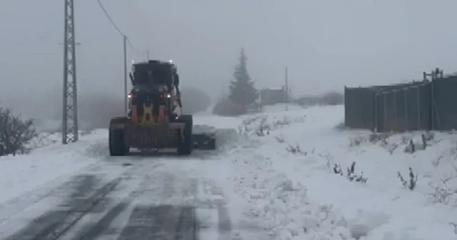 Elazığ da kar nedeniyle 14 köye ulaşım kapandı VİDEO İZLE