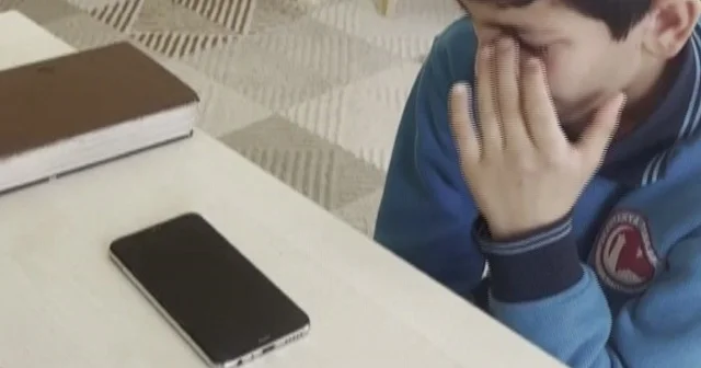 Hatay da eğitimini tamamlayıp hafız olan 11 yaşındaki çocuk güzel haberi babasıyla gözyaşları içerisinde paylaştı VİDEO İZLE