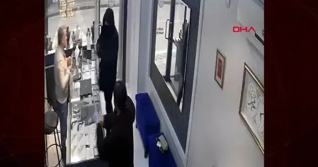 Silahla soyguna gelen hırsız kuyumcudan azar yiyince topukladı