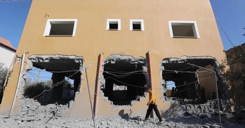 Katil İsrail ordusu, Batı Şeria da el koyduğu Filistinli ailelerin evlerini askeri karargahlara çevirdi