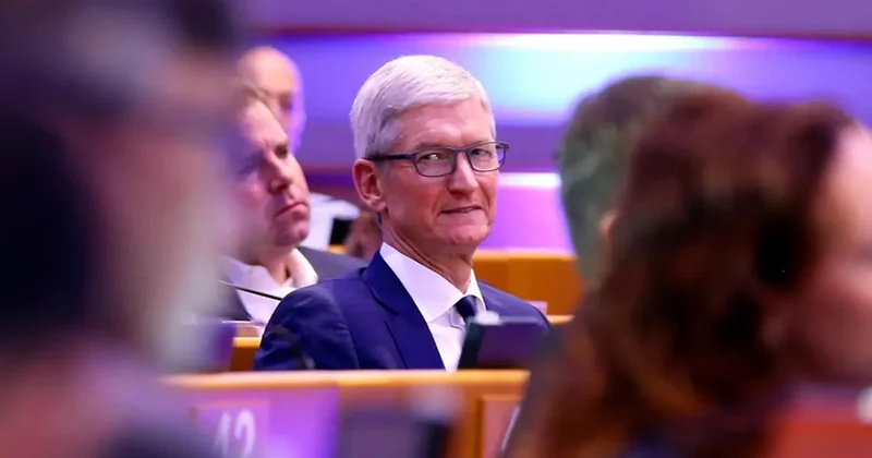 Apple CEO su Tim Cook un 2025 geliri dudak uçuklattı: Maaşı 2016 dan beri aynı ama kazancı 74 milyon dolar!