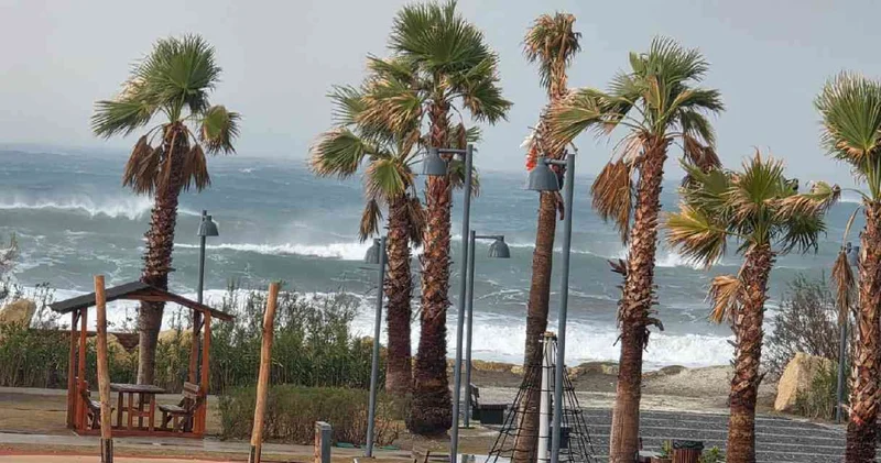 Hatay da hortum çıktı: Gören telefona sarıldı!