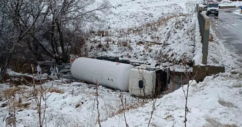 LPG yüklü tanker dere yatağına devrildi: 1 yaralı