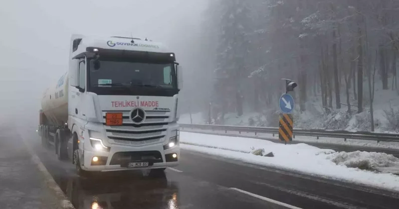 Bolu Dağı’nda sis ve hafif kar yağışı etkili oluyor: Görüş mesafesi 30 metreye düştü