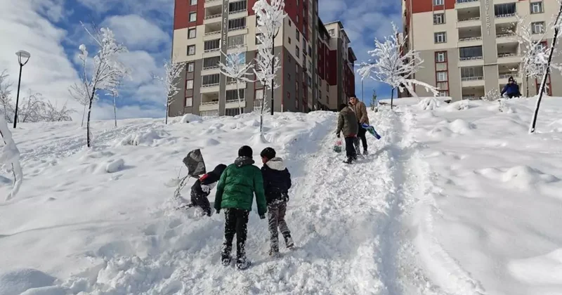 Kar ve fırtına eğitime engel oldu: Birçok kentte okullar tatil edildi