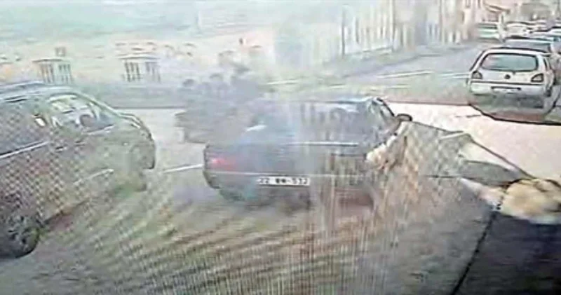 Elektrikli bisiklete otomobil çarptı: 2’si çocuk 3 kişi yaralandı