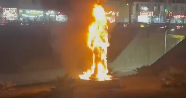 İran da protestocular Kasım Süleymani nin heykelini ateşe verdi VİDEO İZLE