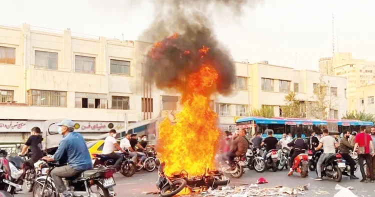 İran’da eylemler sürüyor: Ekonomik krizle başladı rejim karşıtlığına dönüştü