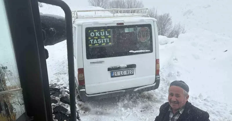 Karda mahsur kalan öğrencilerin minibüsü kurtarıldı