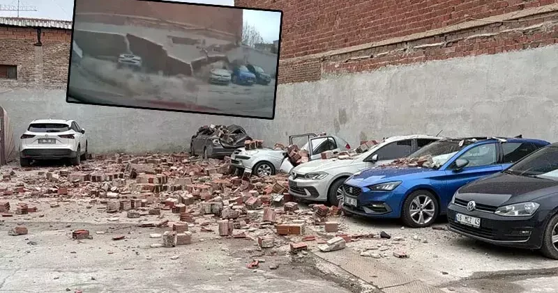 Eskişehir de duvarın araçların üzerine devrildiği anlar kamerada