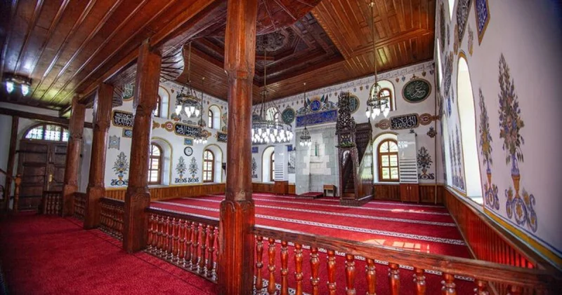 Sürmene deki Karacakaya Camii ahşap motifleriyle göz kamaştırıyor