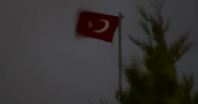 Çorum da şiddetli fırtına: Elektrik telleri koptu ağaçlar devrildi VİDEO İZLE