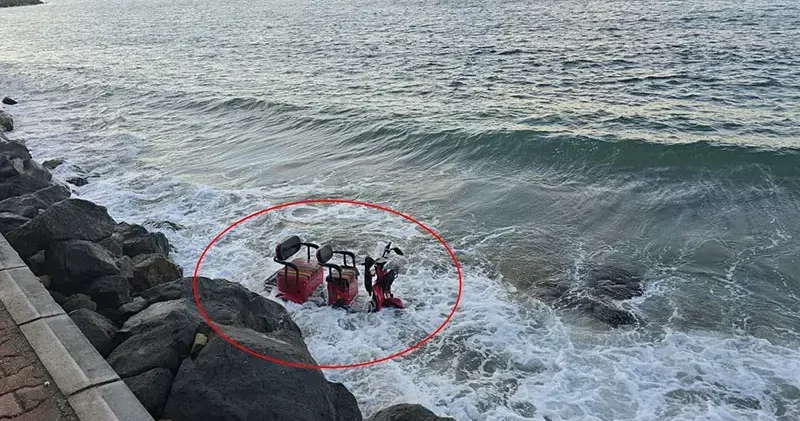 Kontrolden çıkan elektrikli motosiklet denize düştü; 2 yaralı