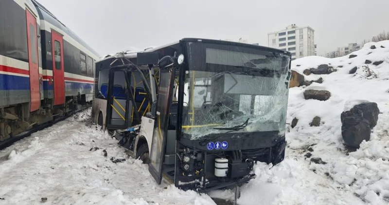 Son dakika: Diyarbakır haberleri: Yolcu treni, hemzemin geçitte belediye otobüsüne çarptı Son dakika haberleri