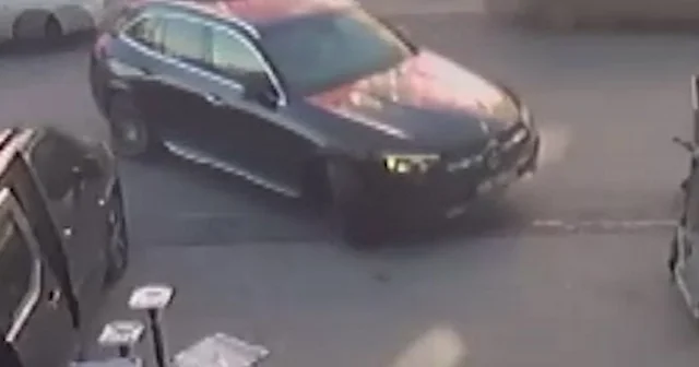 Ümraniye de fren yerine gaza basan sürücü park halindeki otomobile çarptı VİDEO İZLE