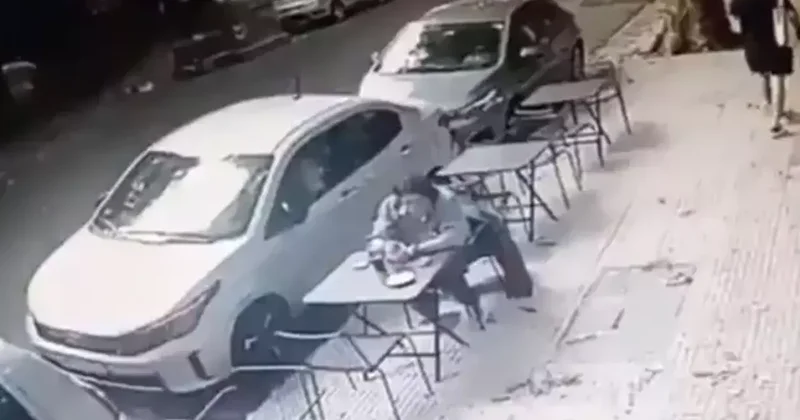 4. kattan kafede oturan adamın kafasına düştü! Mucize kurtuluş