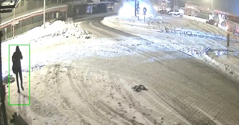 Buzlanmada faciaya ramak kaldı: Tır refüje çıkıp direğe çarptı Elazığ Haberleri