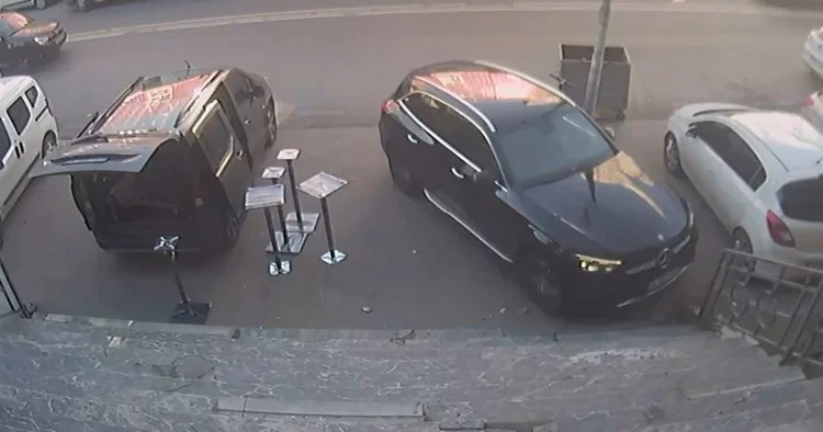 Fren ile gazı karıştırınca olanlar oldu: Park halindeki otomobile çarpıp merdivene çıktı