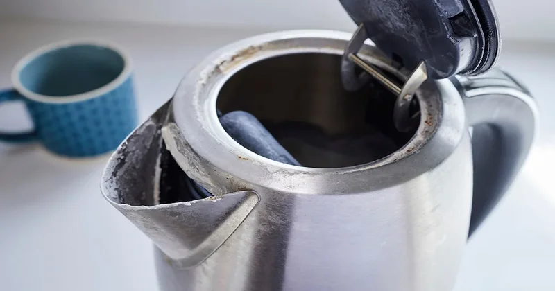 Sirke veya karbonat değil: Su ısıtıcısındaki kireci saniyeler içinde kar gibi eritiyor Sözcü Gazetesi