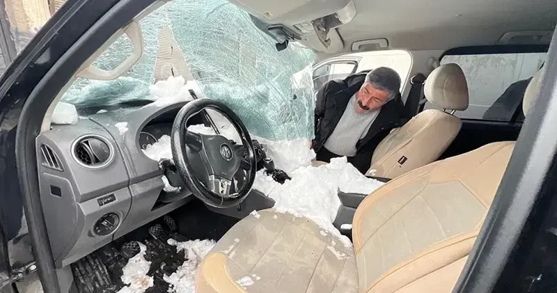 Üst geçitte biriken kar kütlesi, aracın üzerine düştü: 1 yaralı