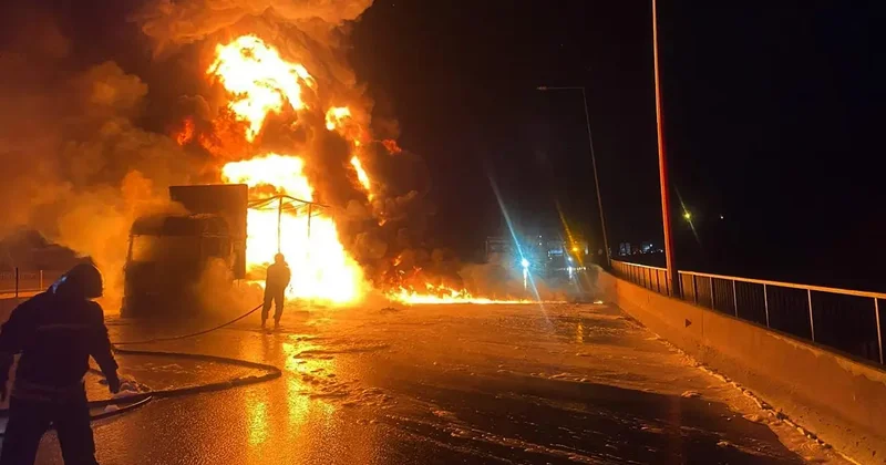 Yer: Gaziantep! Çocuk bezi yüklü TIR yandı