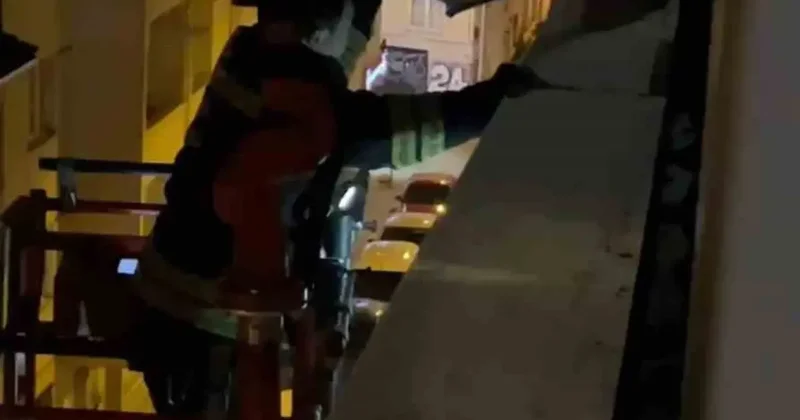 Binadan sarkan metal parça için itfaiyeden gece operasyonu