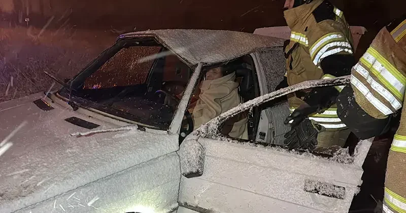 Kütahya da tarlaya uçan otomobilin sürücüsü yaralandı