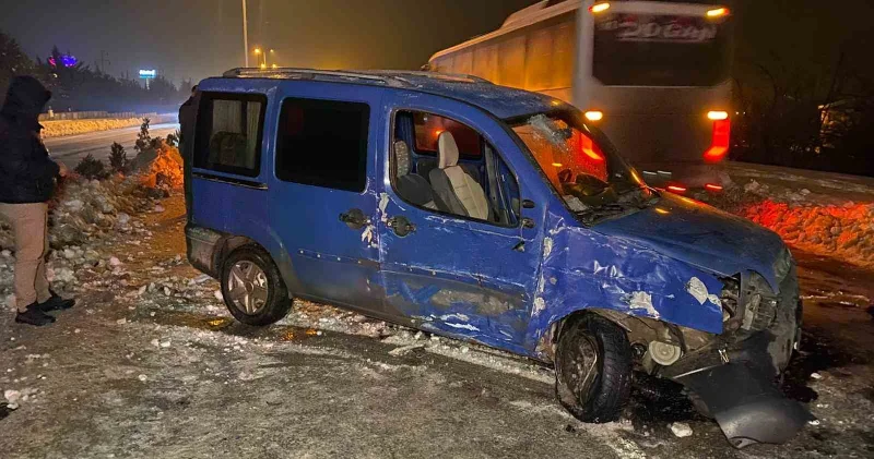 Kontrolden çıkan araç direğe çarpıp karşı şeride geçti: Dört yaralı Elazığ Haberleri