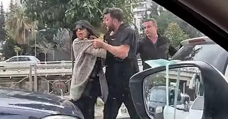 Boşanma aşamasındaki eşini trafikte darbedip, aracına çarptı