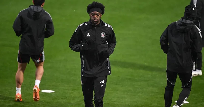 Beşiktaş ın yıldızı kamptan ayrıldı: Nedeni belli oldu