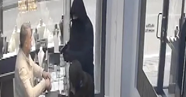 Bursa da bir kuyumcu kendisini soymaya gelen silahlı soyguncuyu azarlayarak kaçırdı VİDEO İZLE