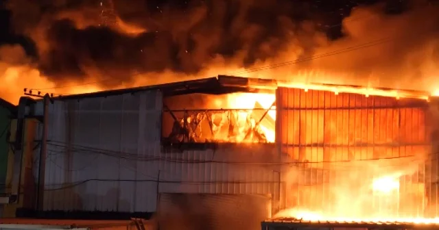 Arnavutluk ta bir pazara ait depolarda yangın çıktı VİDEO İZLE