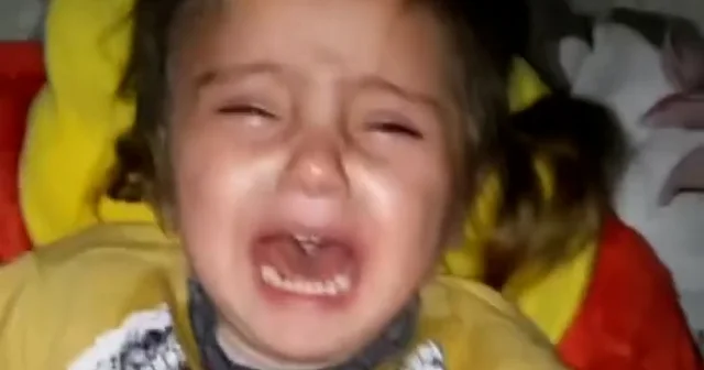 İşgalcilerin bombardımanından korkan çocuk hıçkıra hıçkıra ağladı VİDEO İZLE