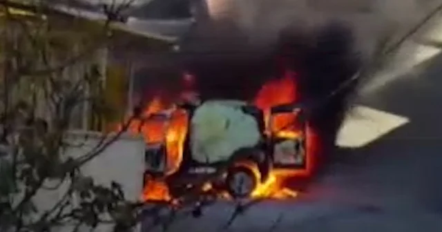 Beyoğlu nda hafif ticari araç alev alev yandı VİDEO İZLE