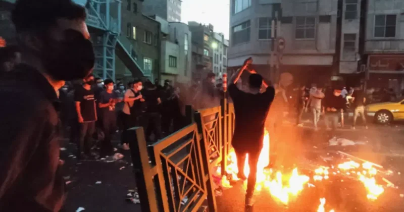 İran da kaos artıyor! İnternet ülke genelinde kesildi, sokaklar yangın yerine döndü: 42 ölü