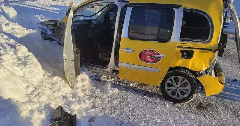 Kayseri de yolcu minibüsü ile taksi çarpıştı: 1 i ağır 16 yaralı