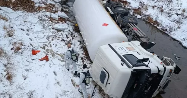 Gümüşhane haberleri Faciadan dönüldü: LPG yüklü tanker dere yatağına düştü 09 Ocak 2026