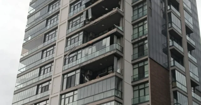 Etkili olan lodos lüks dairelerin cam balkonlarını yerinden söktü VİDEO İZLE